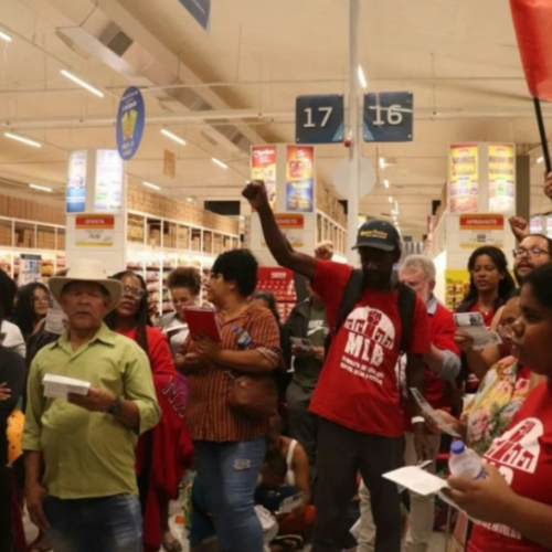 Manifestantes ocupam supermercado e pedem cestas básicas para Dia das Mães