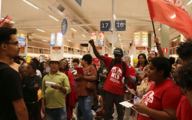 Manifestantes ocupam supermercado e pedem cestas básicas para Dia das Mães